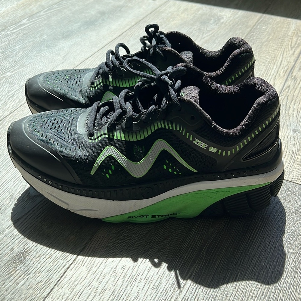 Men’s MBT, Pivot Strike-Zee 18, running shoe size 8.5